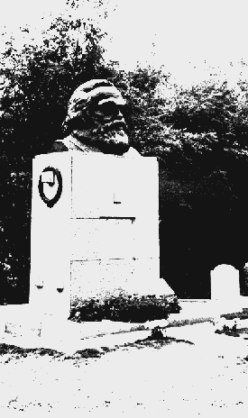 Morm&icirc;ntul lui Karl Marx din cimitirul Highgate, Londra